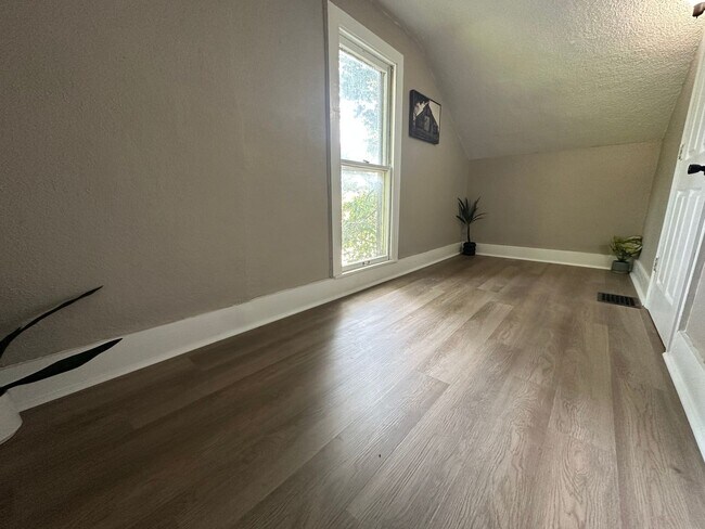 Foto del edificio - Renovated 3 bedroom house for rent in Waterloo