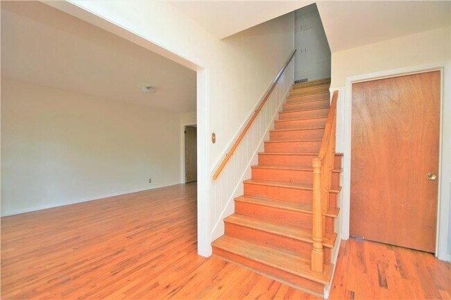 Building Photo - 2705 East Side Dr