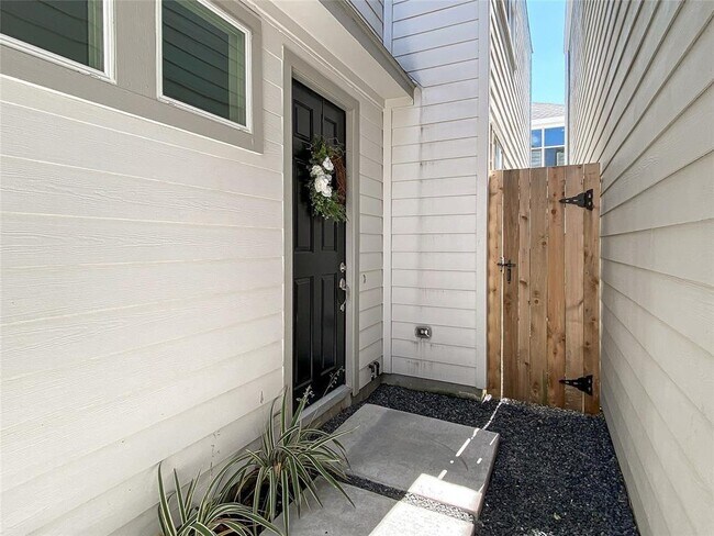Building Photo - 8819 Hollister Pine Ct