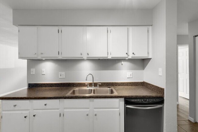 Foto del edificio - Recently updated 2 bedroom condo with upgr...