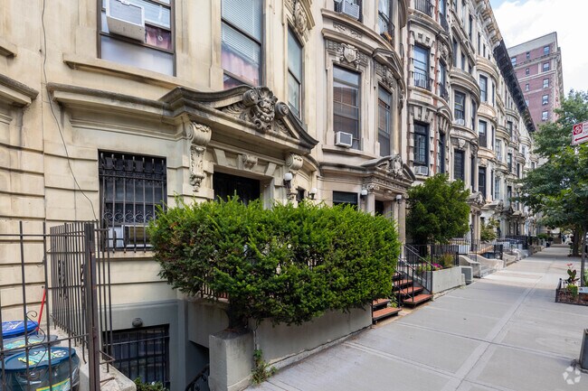 Building Photo - 43 W 85TH St