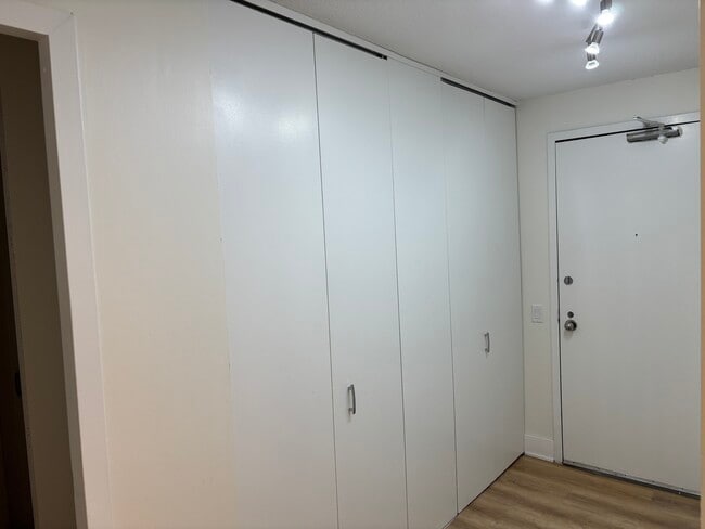 Building Photo - 901 S Plymouth Ct