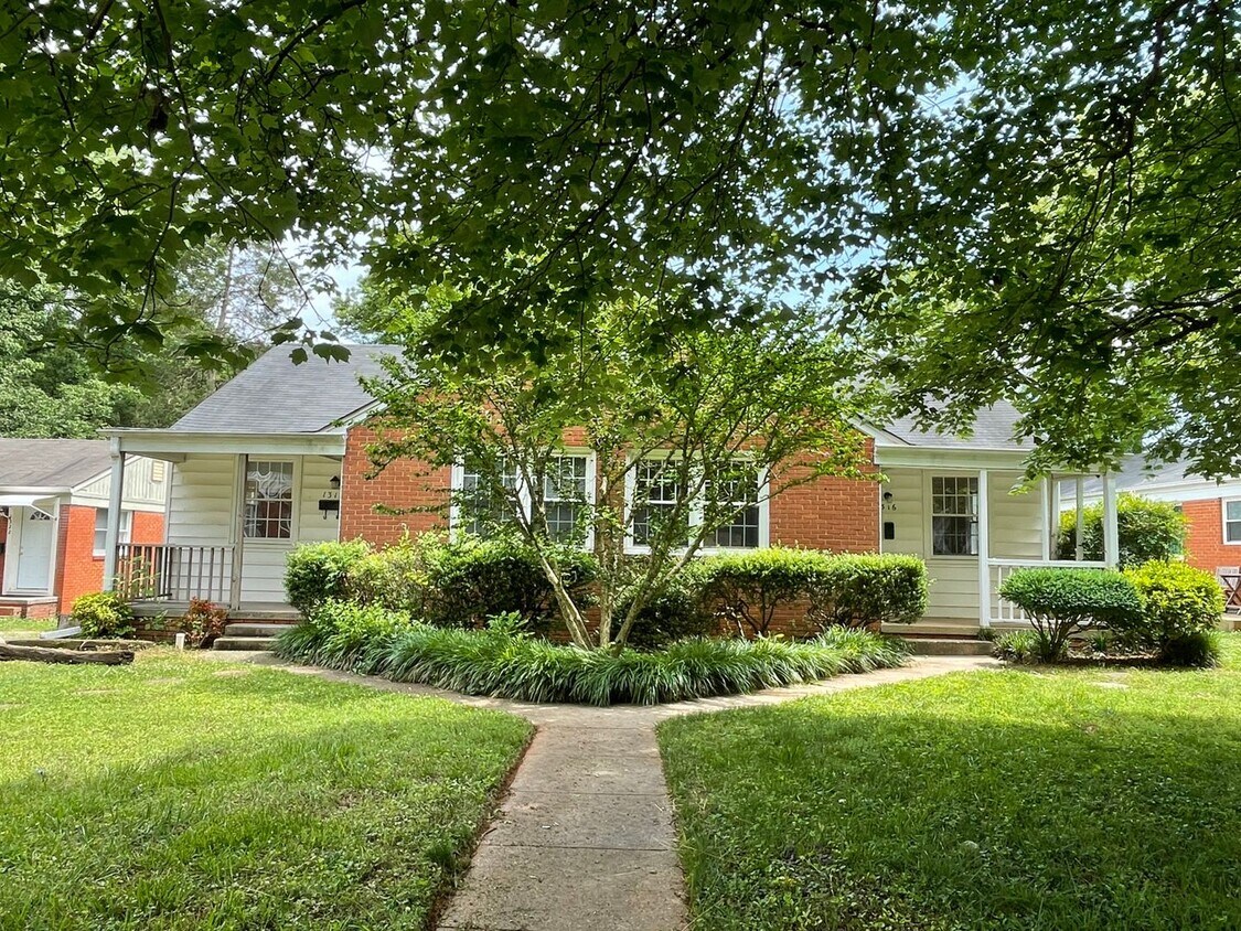 Foto principal - Gorgeous 2BR/1BA Duplex near Selwyn and Pa...