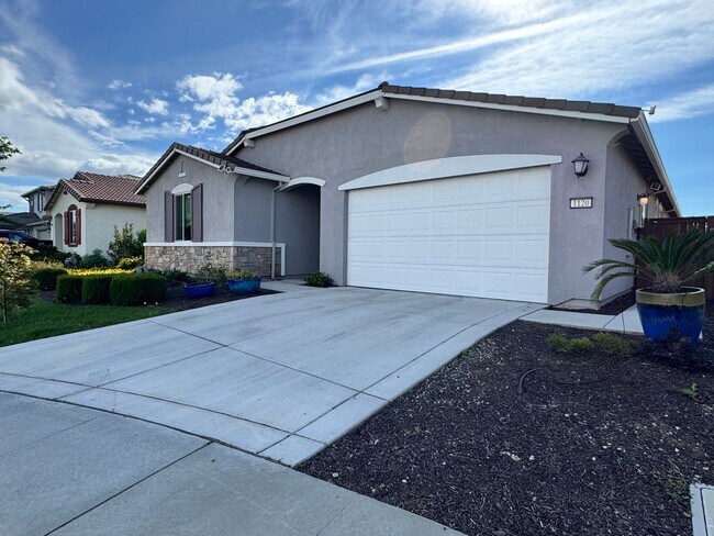Foto del edificio - 5 YEARS NEW,  FORMER MODEL HOME BUILT BY LENNAR HOMES, 4 BED, 2.5 BATH, 2 CAR GARAGE