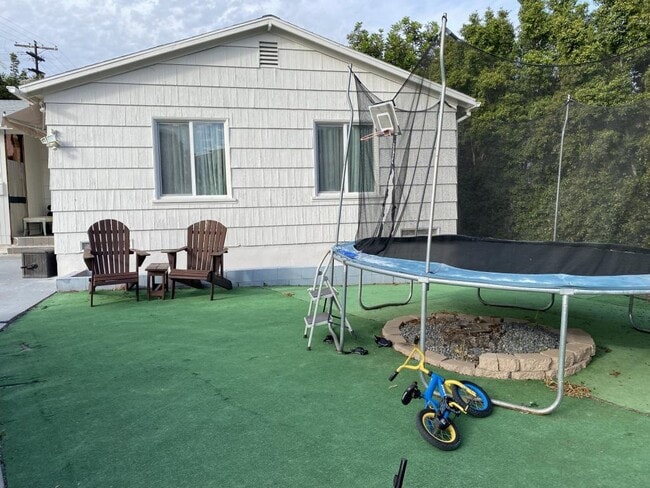 Foto del edificio - 5254 San Jacinto Pl