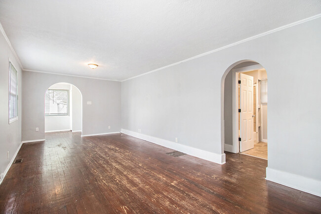 Building Photo - Cute 2 BR Near IUSB w/ Storage Room