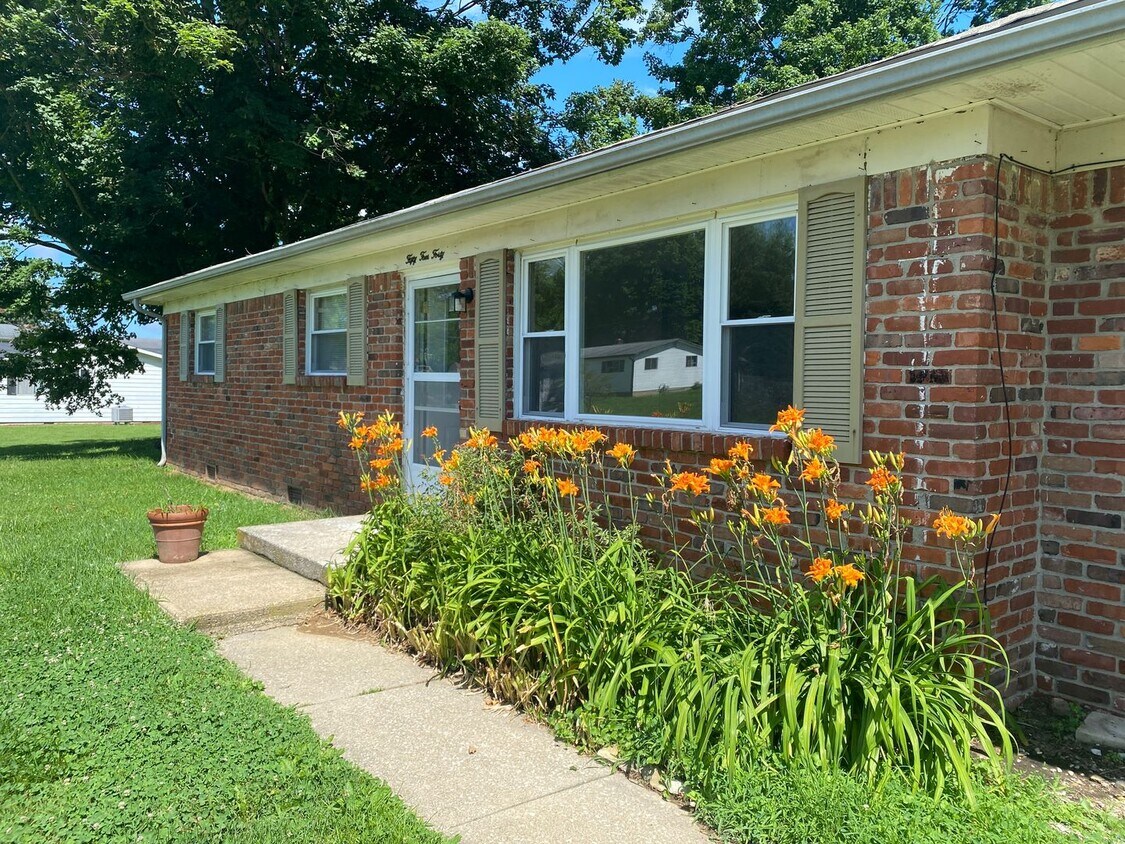 Primary Photo - 3 Bedroom, 2 Bathroom Home on Bloomington'...