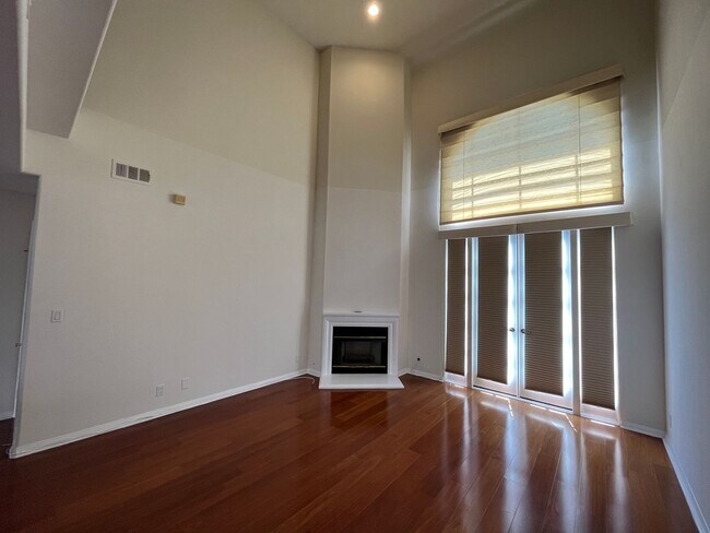 Foto del edificio - High vaulted ceilings open floor plan cond...