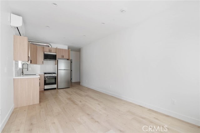 Foto del edificio - 11140 Woodley Ave