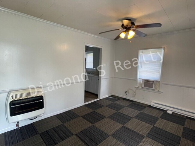 Building Photo - Cute 2 bedroom home available Early November!