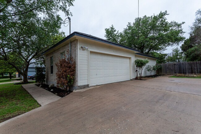 Foto del edificio - Inviting 4/BR 2/BA Home with Open Layout and Natural Light