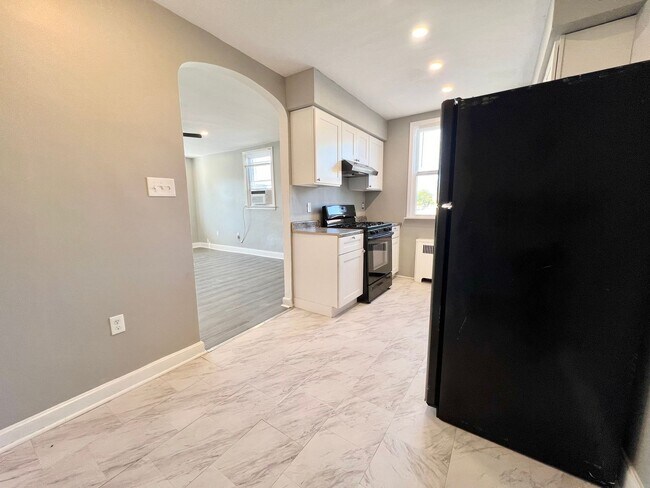 Building Photo - 2 Bedroom 1 Bath Apartment Available Now
