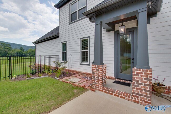 Foto del edificio - 6128 Pembrook Pond Pl SE