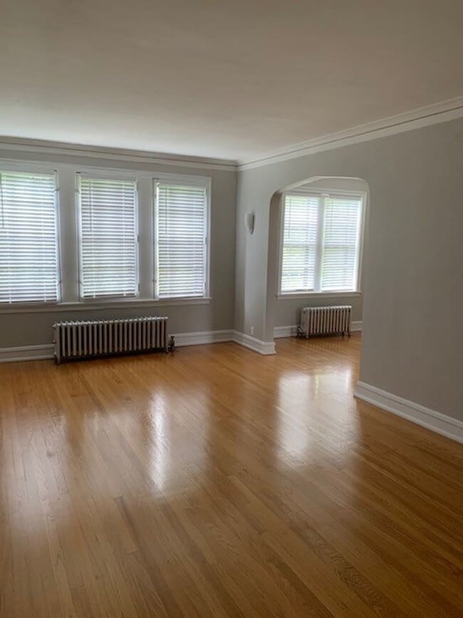 Building Photo - Bright and Sunny Unit ~ One Bed/One bath ~...