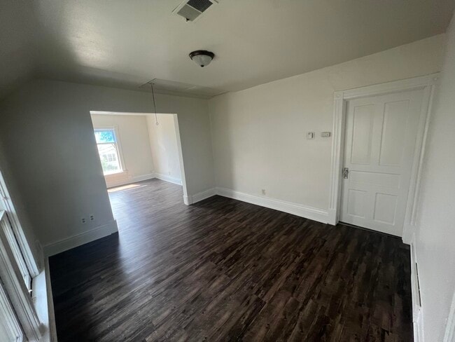 Building Photo - 922 S 74th St