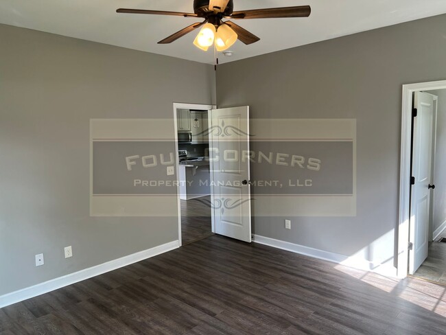 Building Photo - Beautiful 3 Bedroom 2 Bath Home