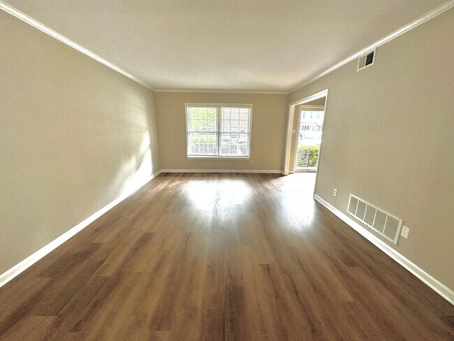 Building Photo - Available to View! Luxurious Town home in ...