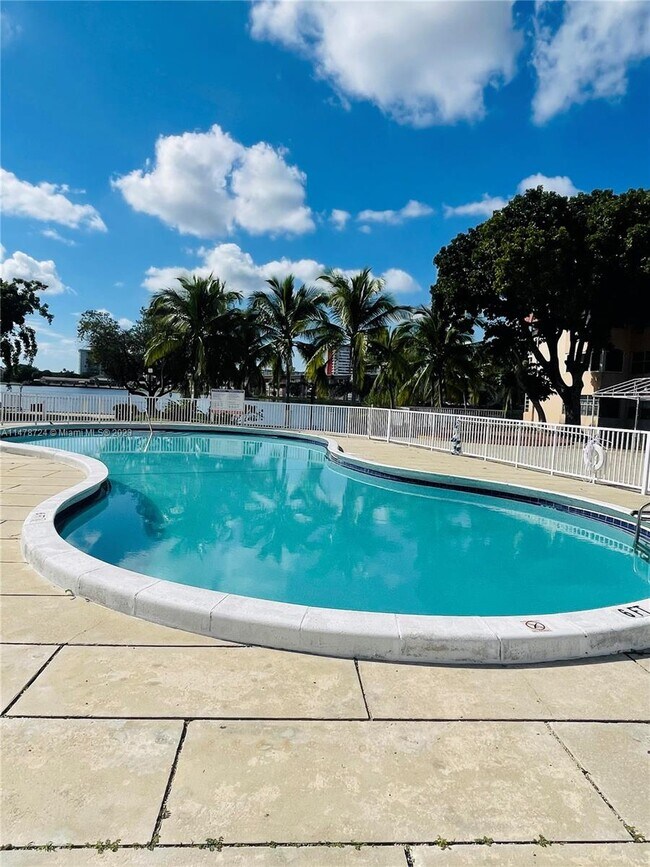 Foto del edificio - 1540 NE 191st St