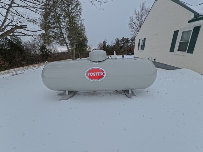 Foto del edificio - Home on three acre lot with garage