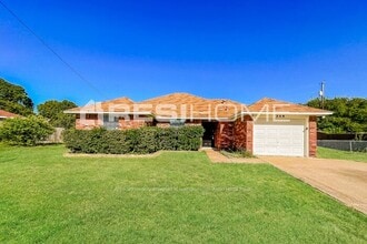 Building Photo - 209 Madre Cir