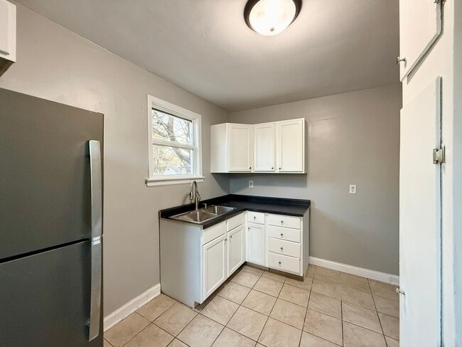Building Photo - 400 32nd Ave