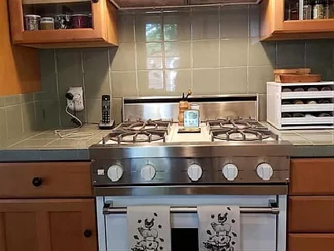 Building Photo - On the best side of St. Helena is this coz...