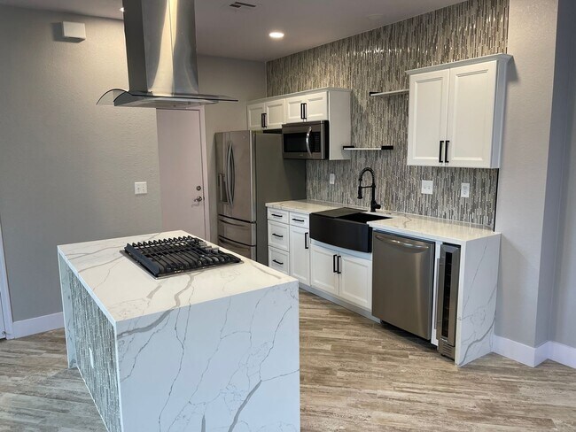 Foto del edificio - **GORGEOUSLY REMODELED!!  GREEN VALLEY 3 BD 2.5 BA HOME **$2,095.00**