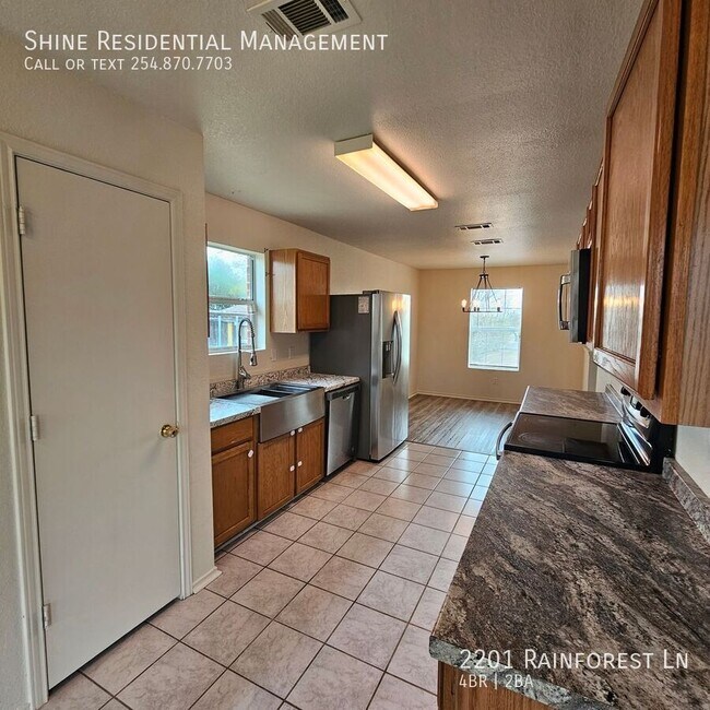 Foto del edificio - 2201 Rainforest Ln