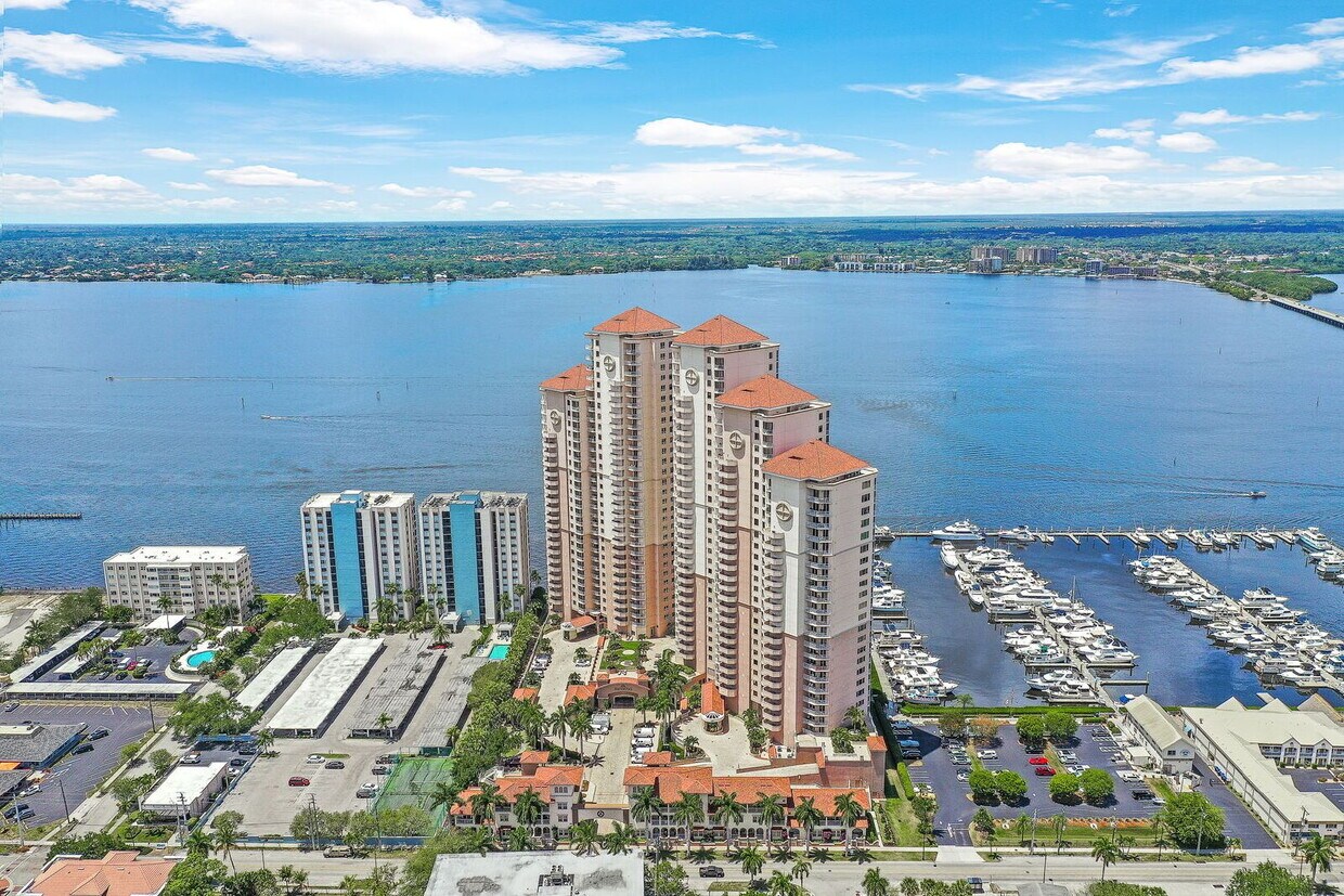Primary Photo - Stunning High-Rise Condo with Gulf Views –...