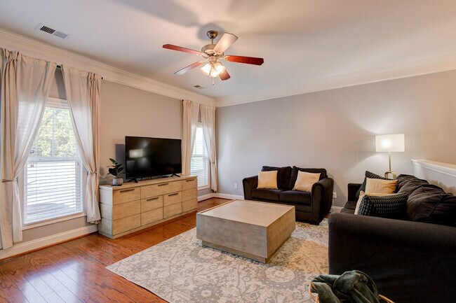 Building Photo - 617 Lake Forest Road