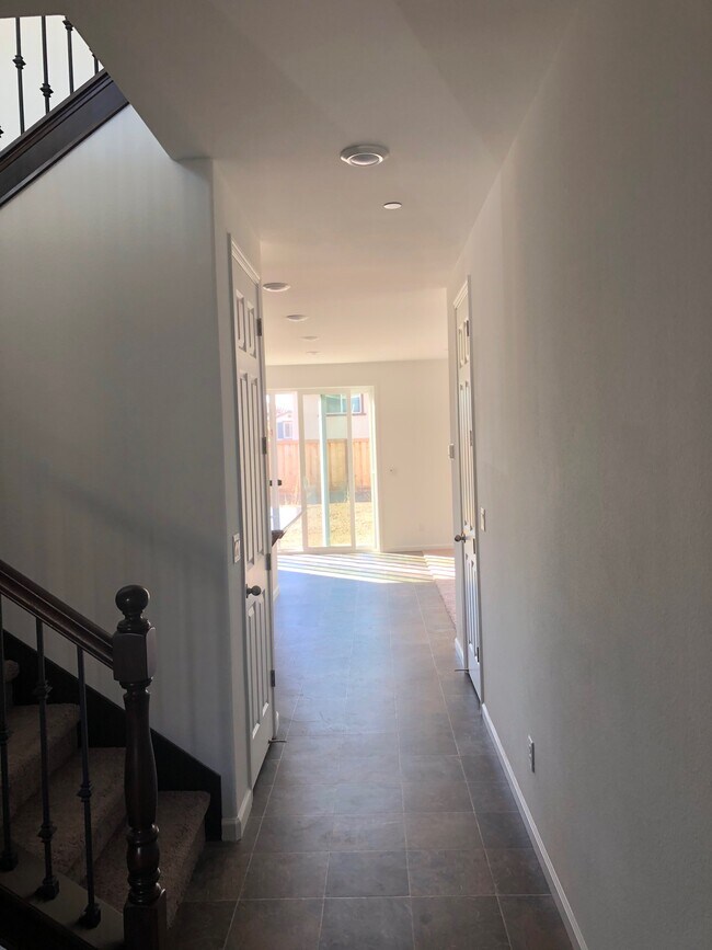 Building Photo - 4864 Lantana Dr