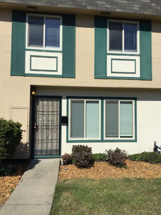 Primary Photo - Great 2-story 3 bedroom 1.5 bath townhome ...