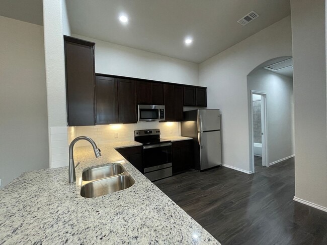 Building Photo - TOWNHOME FOR RENT