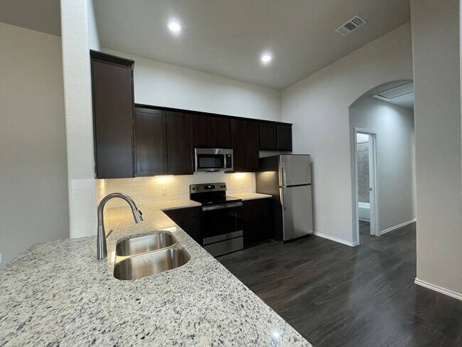 Foto del edificio - TOWNHOME FOR RENT