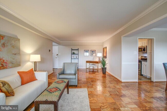 Building Photo - Wesley Heights Two Bedroom, Two Baths, Fur...
