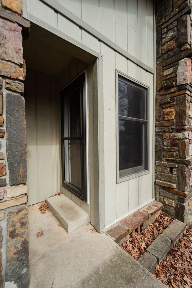 Foto del edificio - 3 Bed, 2 Bath with a beautiful view of the wooded back yard!!