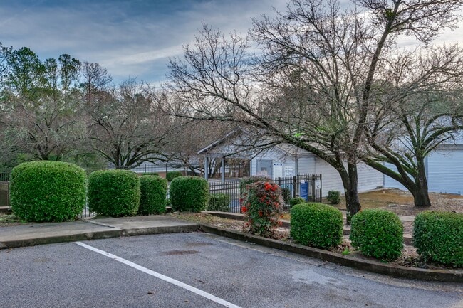 Building Photo - Charming 2 bedroom, 2 bathroom home locate...