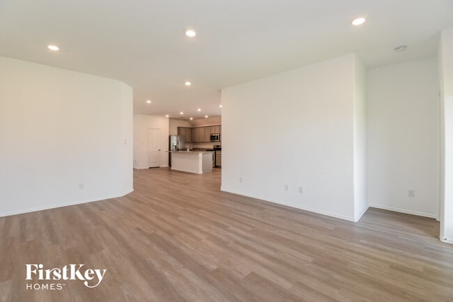 Building Photo - 712 Scenic Lk Dr