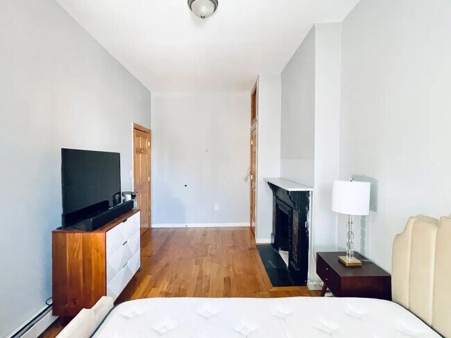 Foto del edificio - Furnished room/NOT APARTMENT