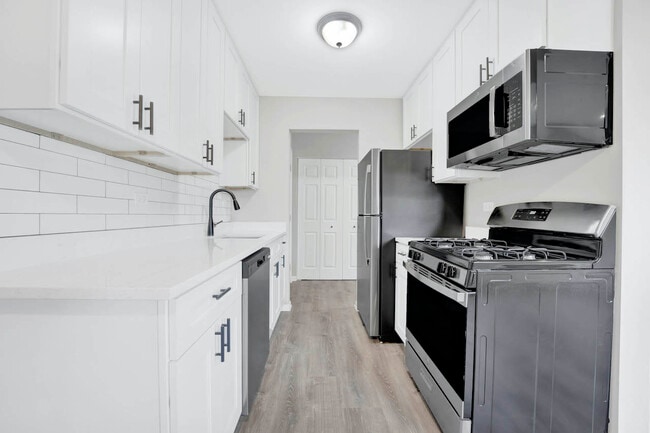 Building Photo - 121 W 63rd St