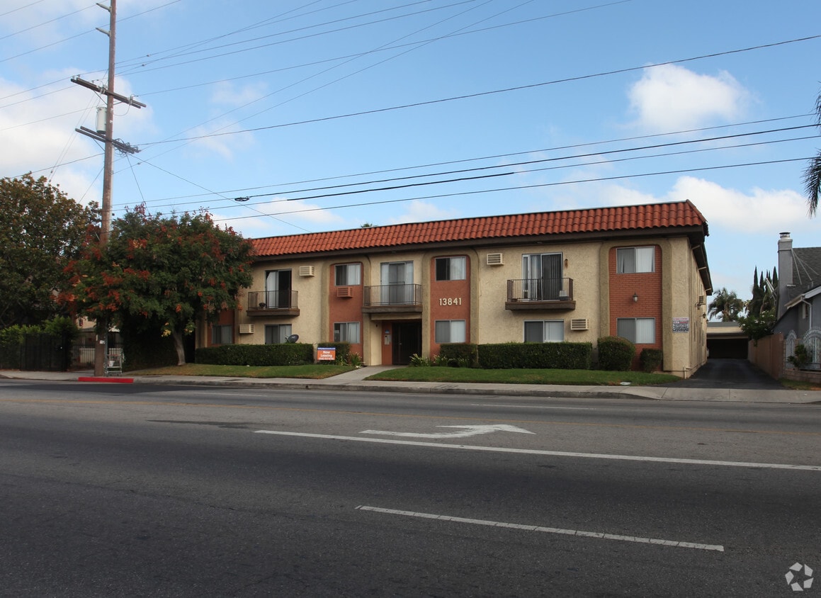 13841 Vanowen Apartments in Van Nuys, CA