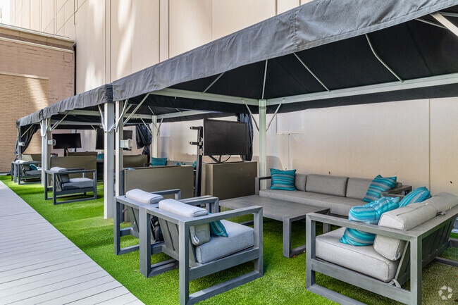 Outdoor Deck - 420 E Ohio