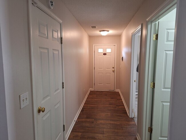 Foto del edificio - Marvelous Three Bedroom Home in Lake Carolina!