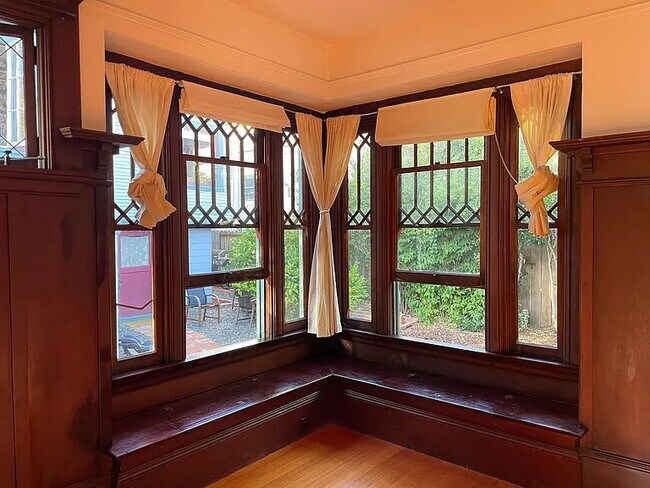 Foto del edificio - "Charming 1-Bedroom Oasis in the Heart of Berkeley – Perfect Location!"