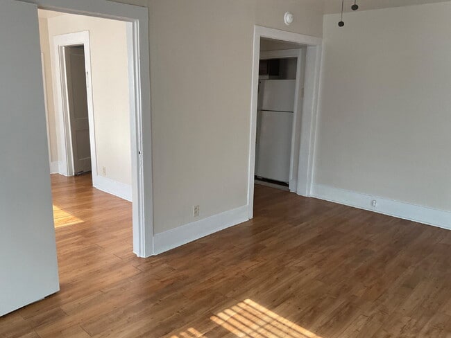 Building Photo - 1 Bedroom plus a Den, Close to SAC and Ala...
