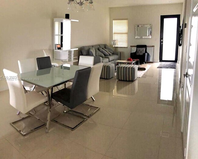 Foto del edificio - 7855 NW 104th Ave