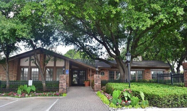 Foto del edificio - 2750 E Trinity Mls Rd