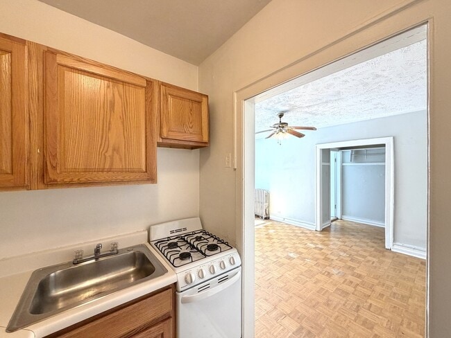 Building Photo - 653 W Belmont Ave