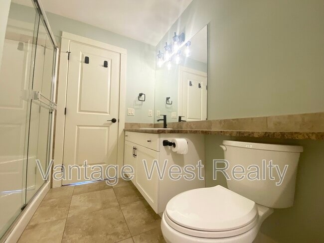Building Photo - 2551-2551 Shoreline Dr