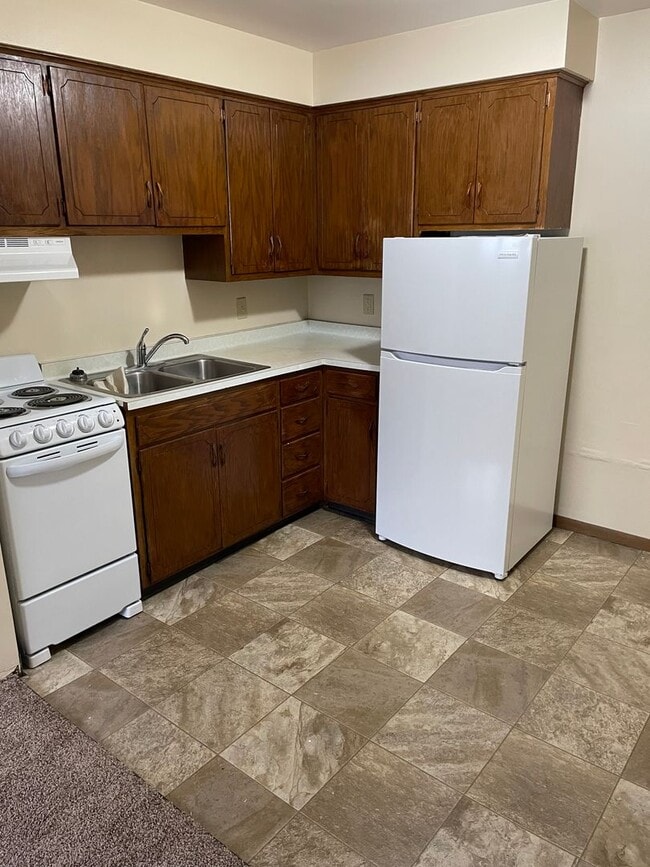 Building Photo - Forestview 2 Bedroom Lower Apartment